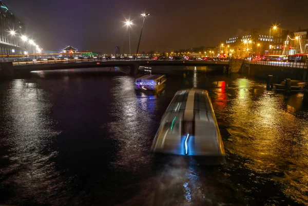 Amsterdam, Nederländerna - 02 januari 2017: Kryssning båt i natt kanalerna i Amsterdam. 02 januari 2017 i Amsterdam - Nederländerna. — Stockfoto