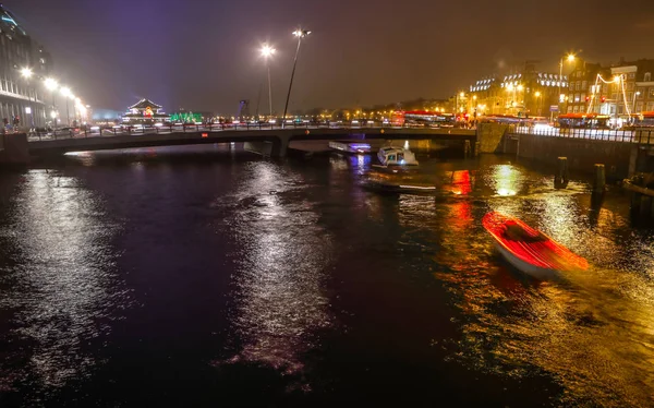 Amsterdam, Nederländerna - 02 januari 2017: Kryssning båt i natt kanalerna i Amsterdam. 02 januari 2017 i Amsterdam - Nederländerna. — Stockfoto