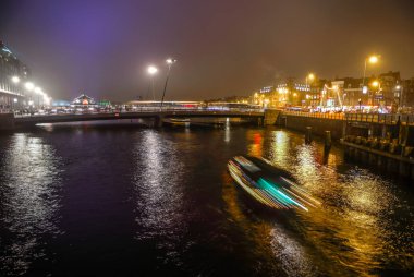 Amsterdam, Hollanda - 02 Ocak 2017: Gece kanallarında Amsterdam, Cruise tekne. 02 Ocak 2017 yılında Amsterdam - Hollanda.