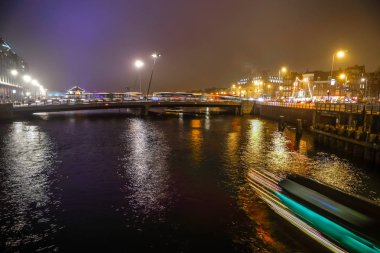 Amsterdam, Hollanda - 02 Ocak 2017: Gece kanallarında Amsterdam, Cruise tekne. 02 Ocak 2017 yılında Amsterdam - Hollanda.