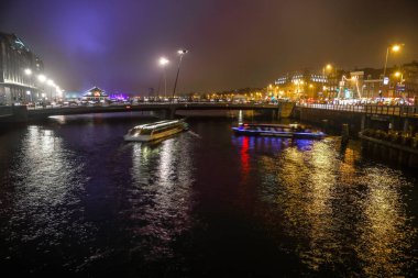 Amsterdam, Hollanda - 02 Ocak 2017: Gece kanallarında Amsterdam, Cruise tekne. 02 Ocak 2017 yılında Amsterdam - Hollanda.
