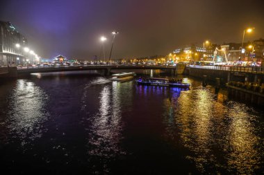 Amsterdam, Hollanda - 02 Ocak 2017: Gece kanallarında Amsterdam, Cruise tekne. 02 Ocak 2017 yılında Amsterdam - Hollanda.