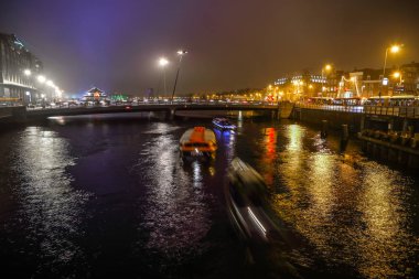 Amsterdam, Hollanda - 02 Ocak 2017: Gece kanallarında Amsterdam, Cruise tekne. 02 Ocak 2017 yılında Amsterdam - Hollanda.