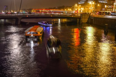 Amsterdam, Hollanda - 02 Ocak 2017: Gece kanallarında Amsterdam, Cruise tekne. 02 Ocak 2017 yılında Amsterdam - Hollanda.