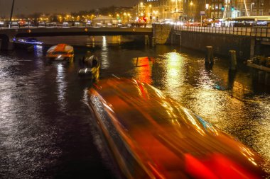 Amsterdam, Hollanda - 02 Ocak 2017: Gece kanallarında Amsterdam, Cruise tekne. 02 Ocak 2017 yılında Amsterdam - Hollanda.