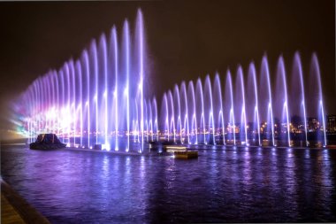 Gece Amsterdam ışık Festivali sırasında sanat çeşme ışık.