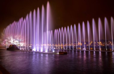 Gece Amsterdam ışık Festivali sırasında sanat çeşme ışık.