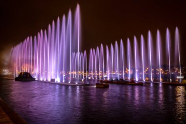 Gece Amsterdam ışık Festivali sırasında sanat çeşme ışık.