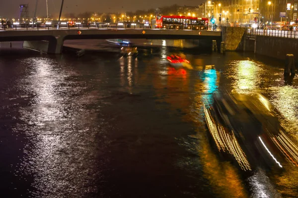 AMSTERDAM, PAÍSES BAJOS - 02 DE ENERO DE 2017: Crucero por los canales nocturnos de Ámsterdam. Enero 02, 2017 en Amsterdam - Holanda . —  Fotos de Stock