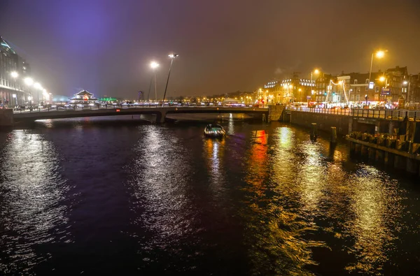 AMSTERDAM, NETHERLANDS - JANUARY 02, 2017: Cruise boat in night canals of Amsterdam. January 02, 2017 in Amsterdam - Netherland. — Stock Photo, Image