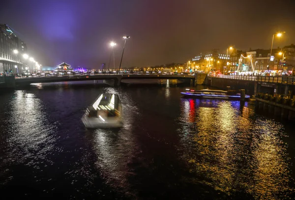 Amsterdam, Nederländerna - 02 januari 2017: Kryssning båt i natt kanalerna i Amsterdam. 02 januari 2017 i Amsterdam - Nederländerna. — Stockfoto