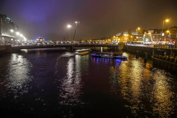 Amsterdam, Niederlande - 02. Januar 2017: Kreuzfahrtschiff in den Nachtkanälen von amsterdam. 02. januar 2017 in amsterdam - niederland. — Stockfoto