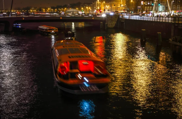 Amszterdam, Hollandia - 2017. január 02.: Cruise hajó éjszaka csatornákon, az Amszterdami. Január 02, 2017-Amszterdam - Hollandia. — Stock Fotó