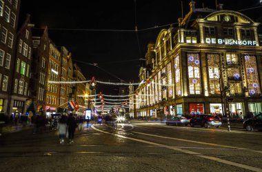 Amsterdam, Hollanda - 08 Ocak 2017: Amsterdam şehir gece sokakları farklı taşıma ve siluetleri geçenler hareket ile. 08 Ocak 2017 yılında Amsterdam - Hollanda.