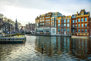 Amsterdam, Hollanda - 10 Ocak 2017: Ünlü vintage binalar ve Amsterdam city sun set adlı kanalları. Genel manzara görünümü. 10 Ocak 2017 - Amsterdam - Hollanda