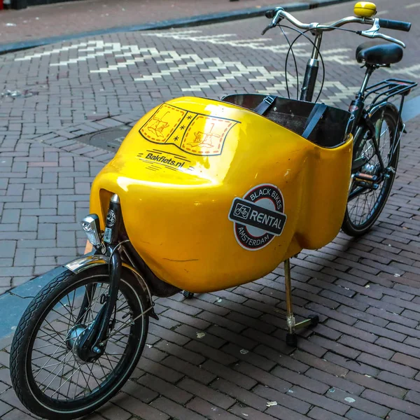 АМСТЕРДАМ, НИДЕРЛАНДЫ - 04 ЯНВАРЯ 2017: Припаркован в городском уличном велосипеде крупным планом. 4 января 2017 года в Амстердаме - Нидерланды . — стоковое фото