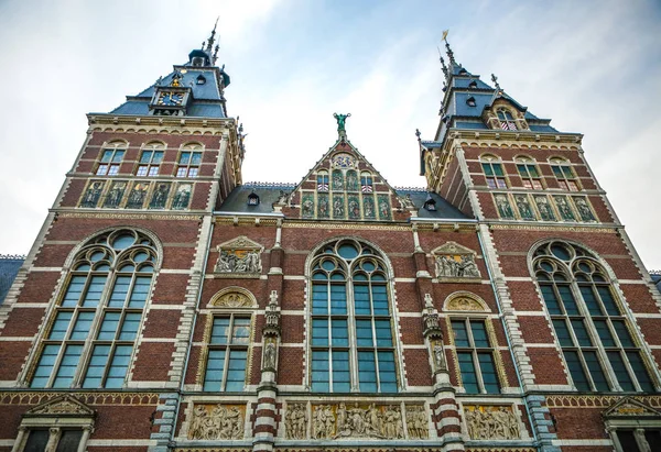 AMSTERDAM, NETHERLANDS - JANUARY 09 2017: Rijksmuseum - national museum dedicated to arts and history. One of the most popular museum in Europe. January 09, 2017 in Amsterdam, Netherlands. — Stock Photo, Image