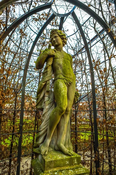 Amsterdam, Nederland - 08 januari 2017: Beroemde sculpturen van centrum van de stad Amsterdam. Algemene landschapsmening van monumenten van de stad & kunstobjecten. 08 januari 2017 in Amsterdam - Nederland. — Stockfoto