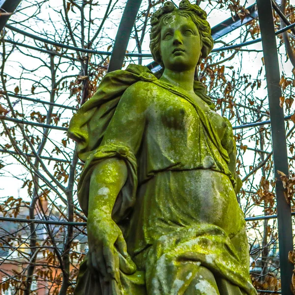 AMSTERDAM, PAYS-BAS - 08 JANVIER 2017 : Sculptures célèbres du centre-ville d'Amsterdam. Vue générale du paysage des monuments de la ville et des objets d'art. 08 janvier 2017 à Amsterdam - Pays-Bas . — Photo