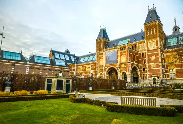 AMSTERDÃO, PAÍSES BAIXOS - JANEIRO 09 2017: Rijksmuseum - museu nacional dedicado às artes e à história. Um dos museus mais populares da Europa. 09 de janeiro de 2017 em Amsterdã, Holanda . — Fotografia de Stock