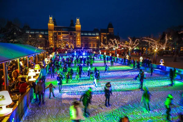 Amszterdam, Hollandia - 2017. január 12.: Sok ember korcsolyázni télen jégpálya éjszaka előtt a Rijksmuseum, a népszerű turisztikai desztináció, Amszterdam, Hollandia. — Stock Fotó