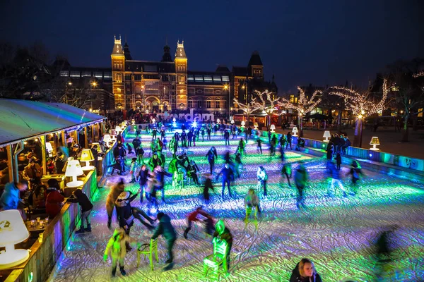 Amszterdam, Hollandia - 2017. január 12.: Sok ember korcsolyázni télen jégpálya éjszaka előtt a Rijksmuseum, a népszerű turisztikai desztináció, Amszterdam, Hollandia. — Stock Fotó