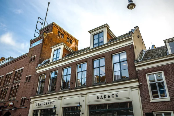 阿姆斯特丹，荷兰-2017 年 1 月 9 日︰ 著名的老式建筑的阿姆斯特丹市在太阳落山。一般的景观，在传统荷兰建筑。2017 年 1 月 9 日-阿姆斯特丹-荷兰 图库图片
