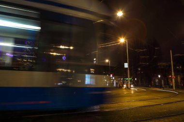 Amsterdam, Hollanda - 09 Ocak 2017: Amsterdam City gece hareketli tramvay bulanık silüeti. 09 Ocak 2017 yılında Amsterdam - Hollanda.