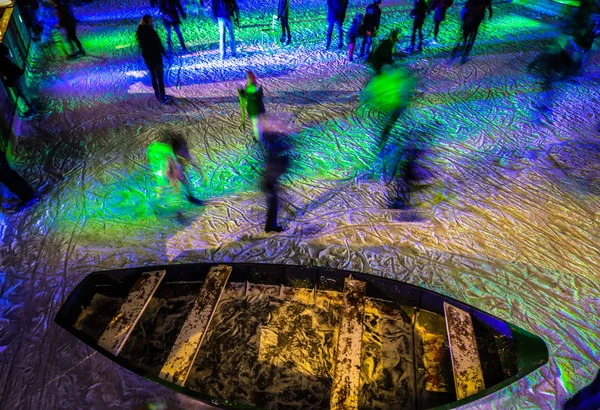 АМСТЕРДАМ, НИДЕРЛАНДЫ - 12 ЯНВАРЯ 2017: Многие катаются на зимнем катке ночью перед Рейксмузеем, популярным туристическим направлением в Амстердаме, Нидерланды . — стоковое фото
