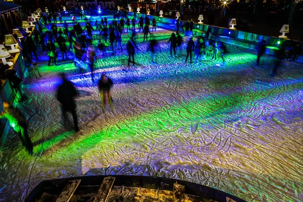 AMSTERDAM, PAESI BASSI - 12 GENNAIO 2017: Molte persone pattinano sulla pista di pattinaggio invernale di notte davanti al Rijksmuseum, una popolare destinazione turistica di Amsterdam, Paesi Bassi . — Foto Stock