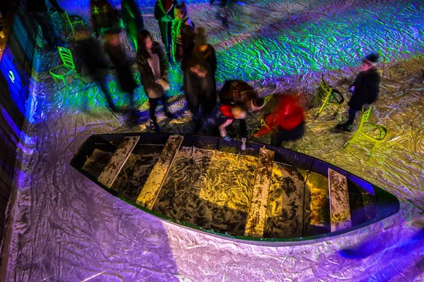 AMESTERDÃO, PAÍSES BAIXOS - JANEIRO 12, 2017: Muitas pessoas patinam na pista de patinação no gelo de inverno à noite em frente ao Rijksmuseum, um destino turístico popular em Amsterdã, Holanda . — Fotografia de Stock