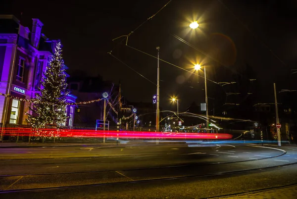 Amszterdam, Hollandia - 2017. január 09.: Amsterdam city road különböző mozgó közlekedési éjszaka. Január 09, 2017-Amszterdam - Hollandia — Stock Fotó