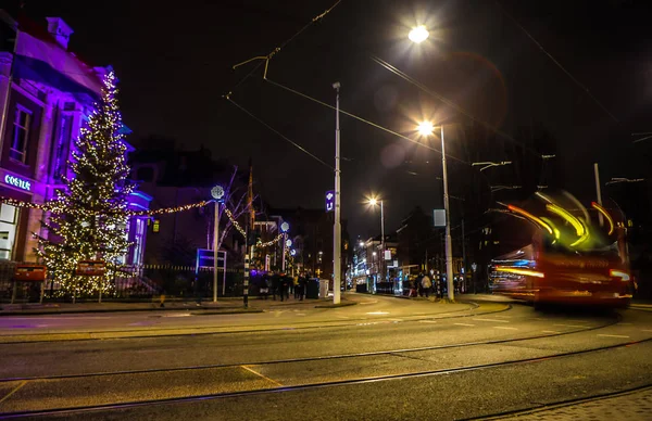 Amszterdam, Hollandia - 2017. január 09.: Amsterdam city road különböző mozgó közlekedési éjszaka. Január 09, 2017-Amszterdam - Hollandia — Stock Fotó