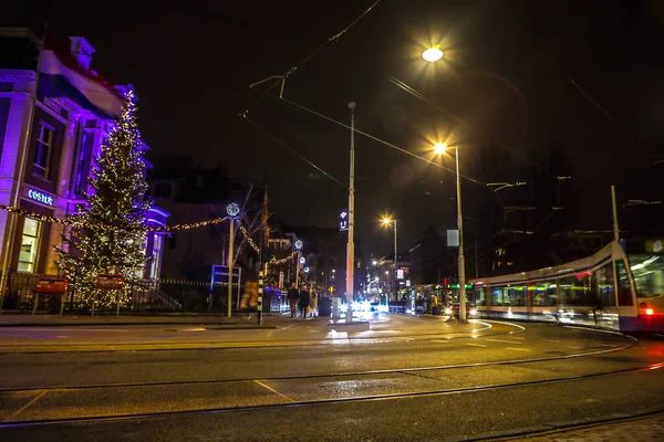 Amszterdam, Hollandia - 2017. január 09.: Homályos sziluettje mozgó villamos Amszterdam városban éjjel. Január 09, 2017-Amszterdam - Hollandia. — Stock Fotó