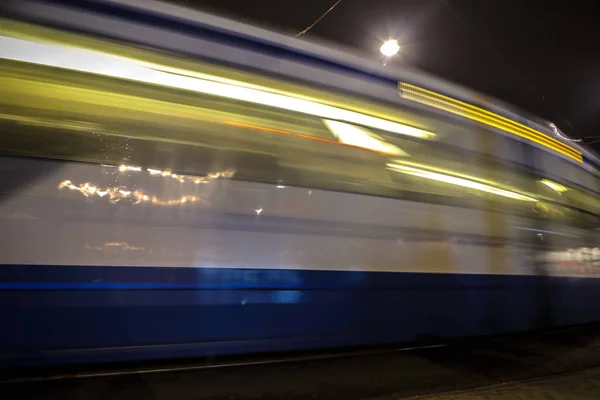 AMSTERDAM, PAYS-BAS - 09 JANVIER 2017 : Silhouette floue du tramway en mouvement dans la ville d'Amsterdam la nuit. 09 janvier 2017 à Amsterdam - Pays-Bas . — Photo