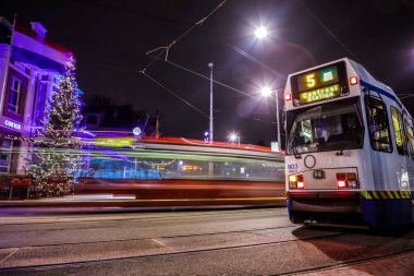 Amsterdam, Hollanda - 09 Ocak 2017: Amsterdam City gece hareketli tramvay bulanık silüeti. 09 Ocak 2017 yılında Amsterdam - Hollanda.