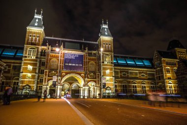 Amsterdam, Hollanda - 07 Ocak 2017: Hareketli siluetleri bisikletçiler ve Rijksmuseum (Ulusal Müzesi sanat ve Tarih için adanmış) yakınındaki geçenler. 07 Ocak 2017 Amsterdam, Hollanda.