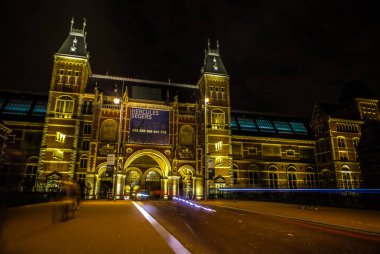 Amsterdam, Hollanda - 07 Ocak 2017: Hareketli siluetleri bisikletçiler ve Rijksmuseum (Ulusal Müzesi sanat ve Tarih için adanmış) yakınındaki geçenler. 07 Ocak 2017 Amsterdam, Hollanda.