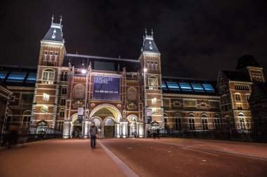 Amsterdam, Hollanda - 07 Ocak 2017: Hareketli siluetleri bisikletçiler ve Rijksmuseum (Ulusal Müzesi sanat ve Tarih için adanmış) yakınındaki geçenler. 07 Ocak 2017 Amsterdam, Hollanda.