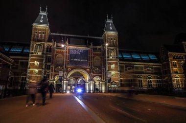 Amsterdam, Hollanda - 07 Ocak 2017: Hareketli siluetleri bisikletçiler ve Rijksmuseum (Ulusal Müzesi sanat ve Tarih için adanmış) yakınındaki geçenler. 07 Ocak 2017 Amsterdam, Hollanda.