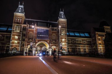 Amsterdam, Hollanda - 07 Ocak 2017: Hareketli siluetleri bisikletçiler ve Rijksmuseum (Ulusal Müzesi sanat ve Tarih için adanmış) yakınındaki geçenler. 07 Ocak 2017 Amsterdam, Hollanda.