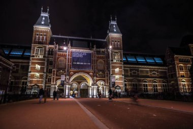 Amsterdam, Hollanda - 07 Ocak 2017: Hareketli siluetleri bisikletçiler ve Rijksmuseum (Ulusal Müzesi sanat ve Tarih için adanmış) yakınındaki geçenler. 07 Ocak 2017 Amsterdam, Hollanda.