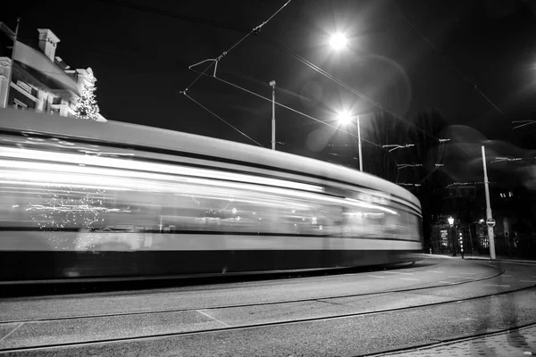 Άμστερνταμ, Ολλανδία - 09 Ιανουαρίου 2017: Θολή σιλουέτα της κινείται τραμ στο Άμστερνταμ το βράδυ. 09 Ιανουαρίου 2017 στο Αμστερνταμ - Ολλανδία. — Φωτογραφία Αρχείου