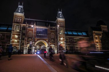 Amsterdam, Hollanda - 07 Ocak 2017: Hareketli siluetleri bisikletçiler ve Rijksmuseum (Ulusal Müzesi sanat ve Tarih için adanmış) yakınındaki geçenler. 07 Ocak 2017 Amsterdam, Hollanda.