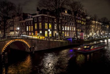 Amsterdam, Hollanda - 11 Ocak 2017: yolcu tekne hareket ile güzel bir gece şehir Amsterdam kanalları. 11 Ocak 2017 yılında Amsterdam - Hollanda.