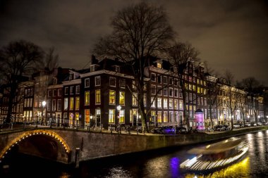 Amsterdam, Hollanda - 11 Ocak 2017: yolcu tekne hareket ile güzel bir gece şehir Amsterdam kanalları. 11 Ocak 2017 yılında Amsterdam - Hollanda.