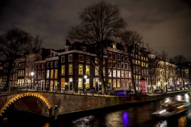 Amsterdam, Hollanda - 11 Ocak 2017: yolcu tekne hareket ile güzel bir gece şehir Amsterdam kanalları. 11 Ocak 2017 yılında Amsterdam - Hollanda.