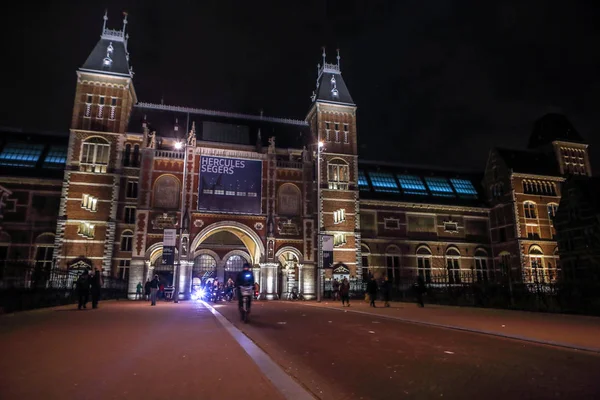 AMSTERDÃO, PAÍSES BAIXOS - JANEIRO 07 2017: Silhuetas móveis de ciclistas e transeuntes perto de Rijksmuseum (museu nacional dedicado às artes e à história). Janeiro 07, 2017 em Amsterdã, Holanda . — Fotografia de Stock