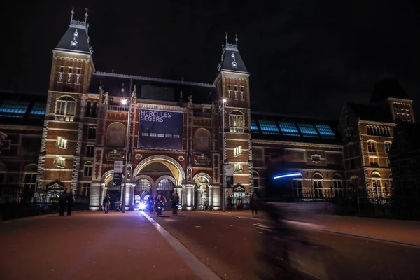Amsterdam, Hollanda - 07 Ocak 2017: Hareketli siluetleri bisikletçiler ve Rijksmuseum (Ulusal Müzesi sanat ve Tarih için adanmış) yakınındaki geçenler. 07 Ocak 2017 Amsterdam, Hollanda.