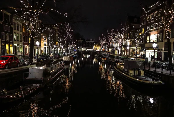 Amsterdam, Hollanda - 11 Ocak 2017: Güzel gece şehir Amsterdam kanalları. 11 Ocak 2017 yılında Amsterdam - Hollanda. — Stok fotoğraf